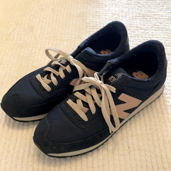 Classic Dark Blue and pink logo New Balance women shoes in perfect conditions. - Picture 2 of 4